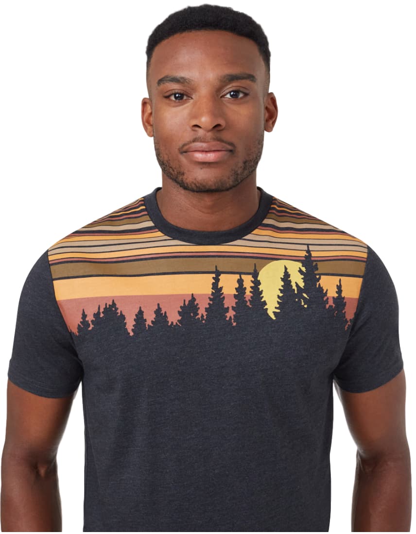 Retro Juniper férfi póló közeli kép modellen