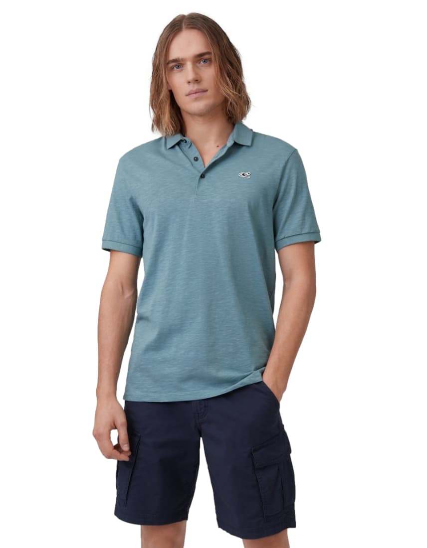 Jack's Base ingnyakú O'Neill férfi póló arctic kék színben modellen