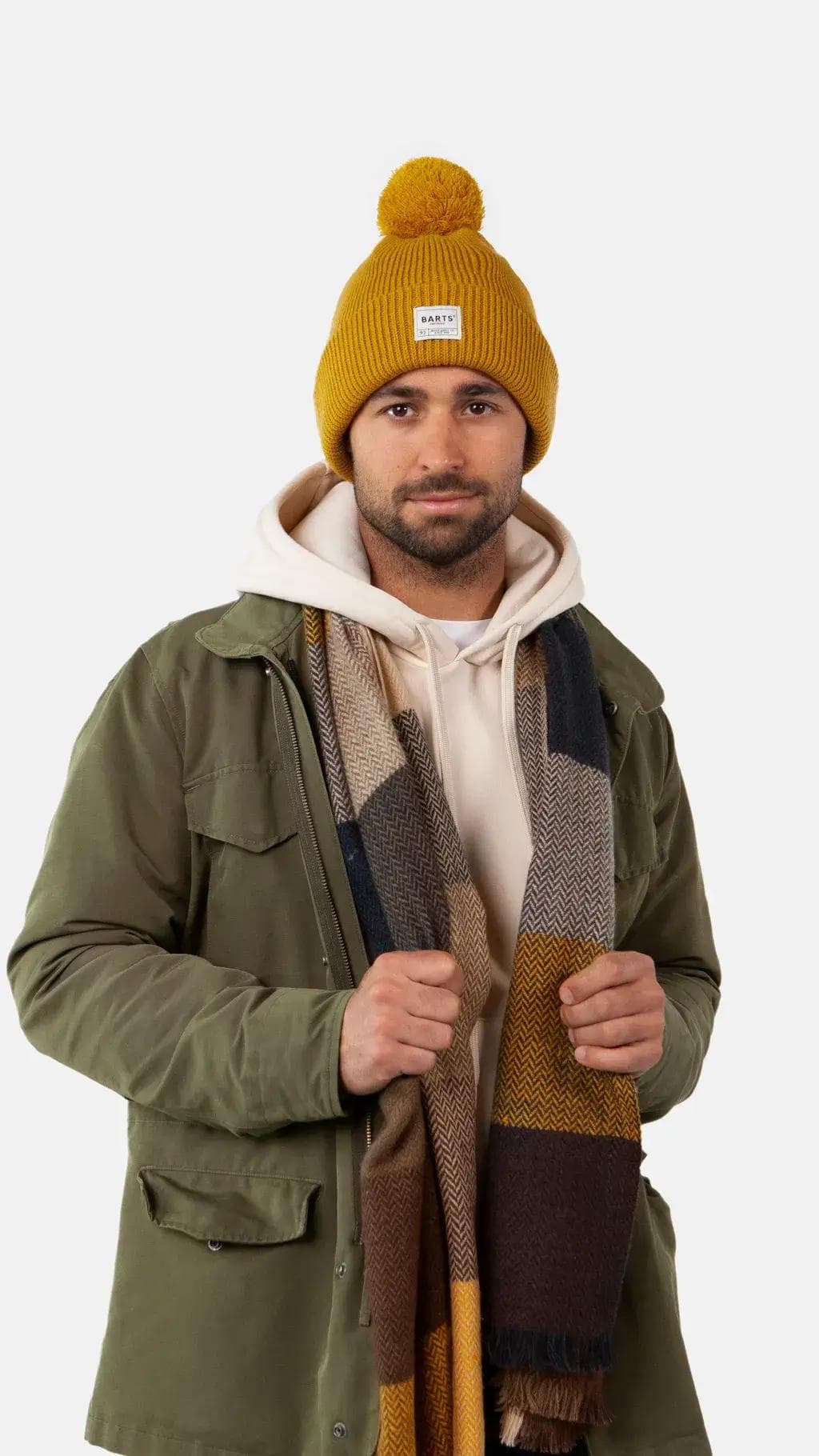 Arkade bojtos téli sapka narancssárga színben modellen, szemből