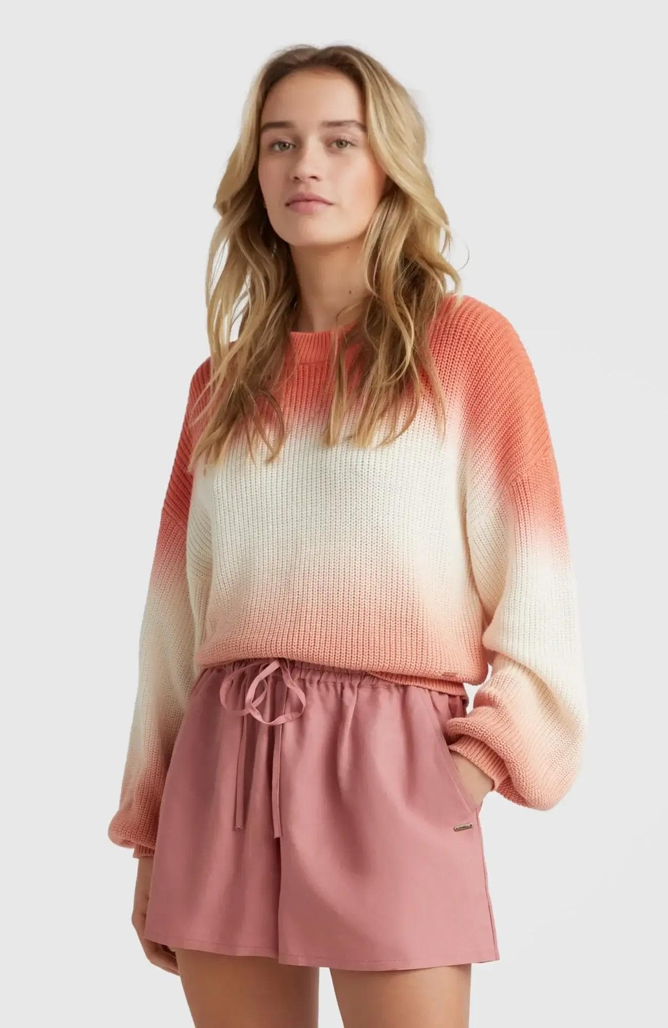 Jarrah női short modellen, szemből