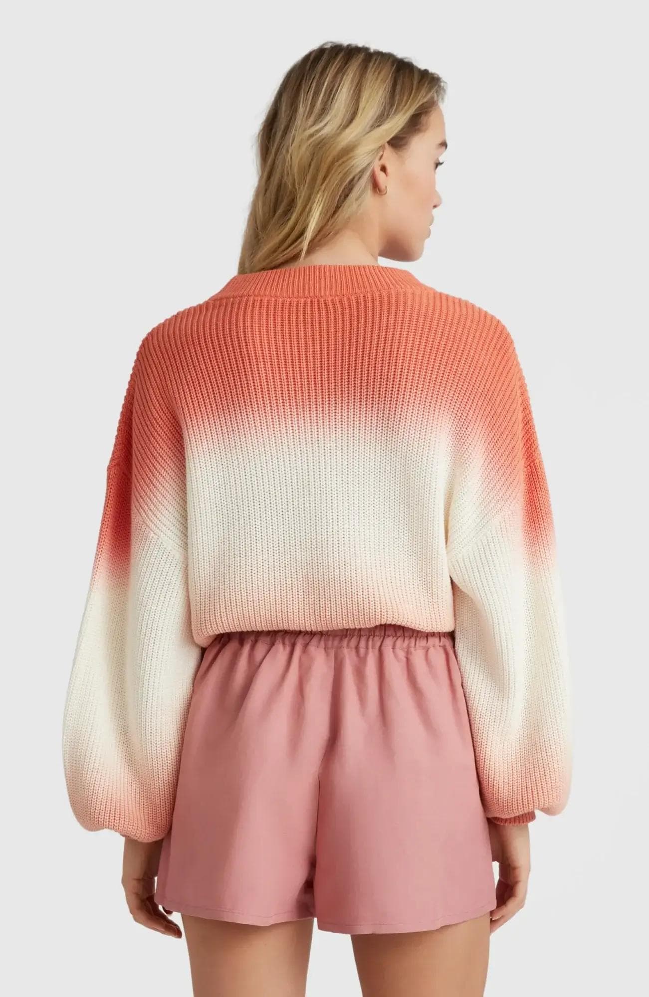 Jarrah női short modellen, hátulról