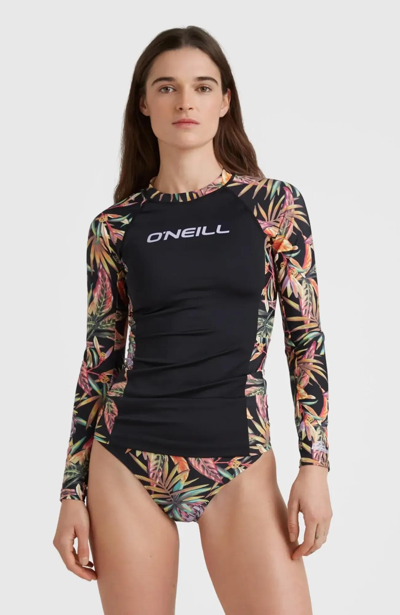 Anglet skin hosszú ujjú női strandpóló fekete - trópusi virág mintás elölről, modellen