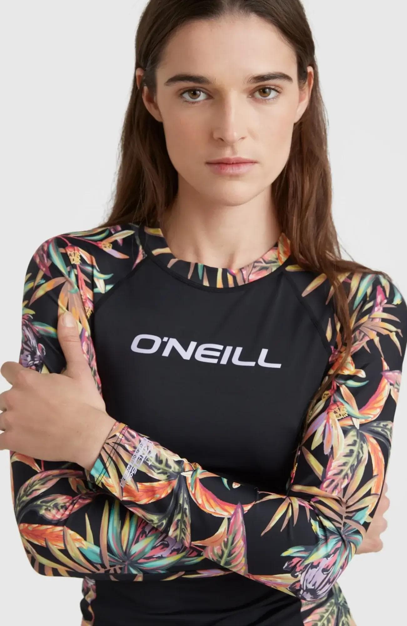 Anglet skin hosszú ujjú női strandpóló fekete - trópusi virág mintás elölről, modellen - közeli