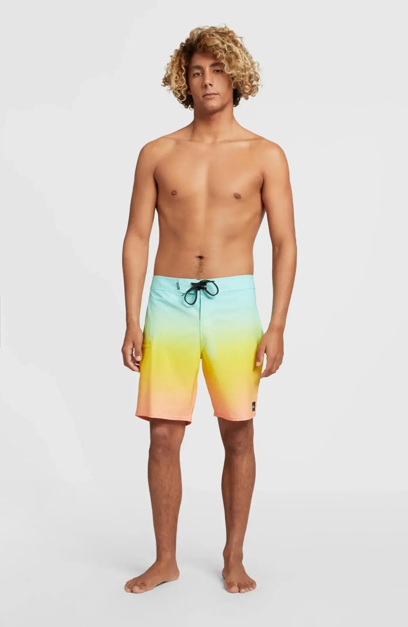 Heat Fade boardshort modellen, teljes alakos szemből