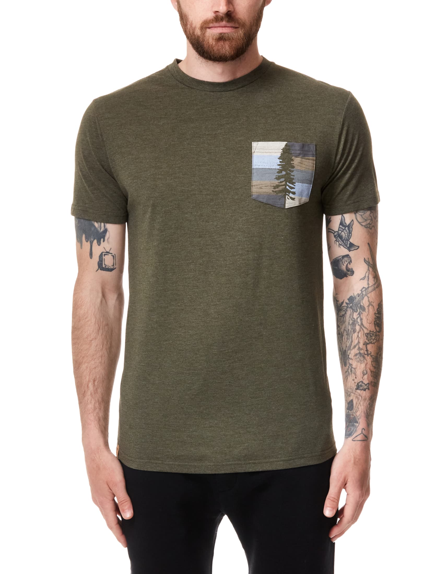 Spruce stripe pocket póló oliva zöld színben, modellen, szemből