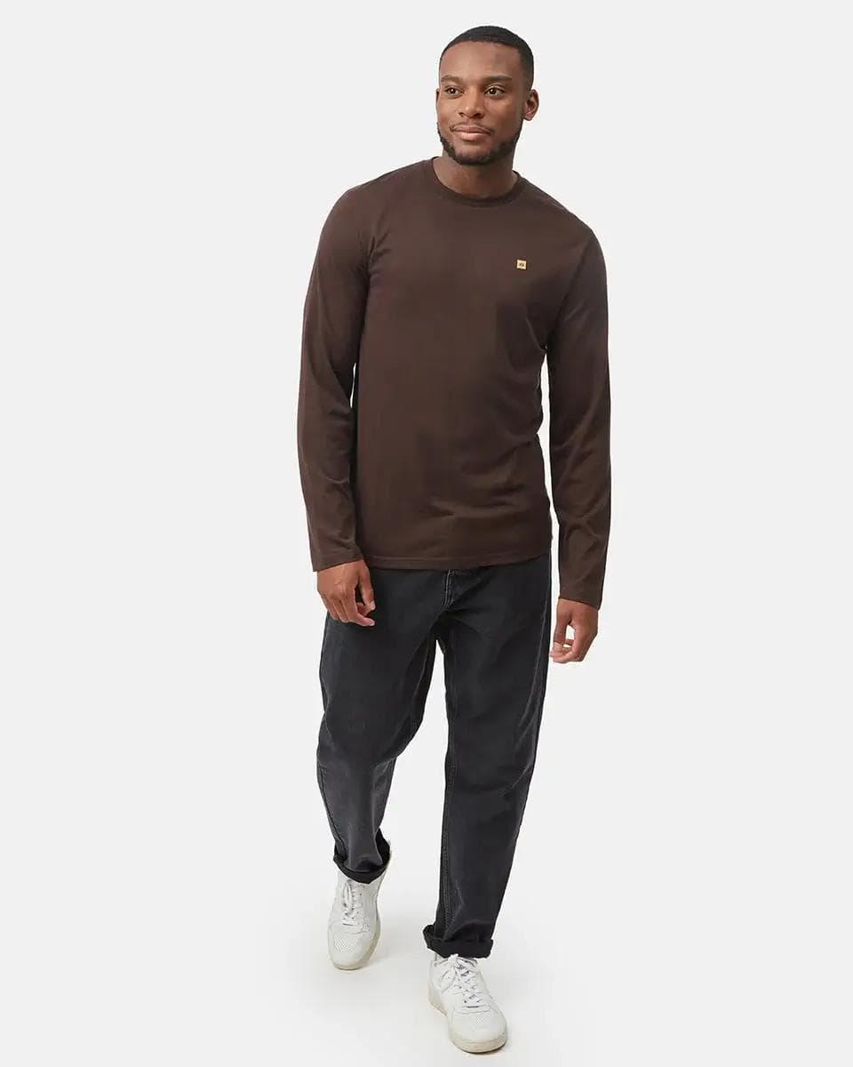 TreeBlend Classic hosszú ujjú Póló barna színű, modellen szemből, teljes alakos TreeBlend Classic hosszú ujjú Póló barna színű, modellen szemből, teljes alakos