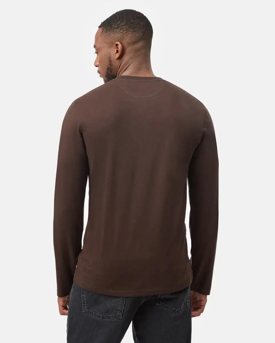 TreeBlend Classic hosszú ujjú Póló barna színű, modellen hátulról TreeBlend Classic hosszú ujjú Póló barna színű, modellen hátulról