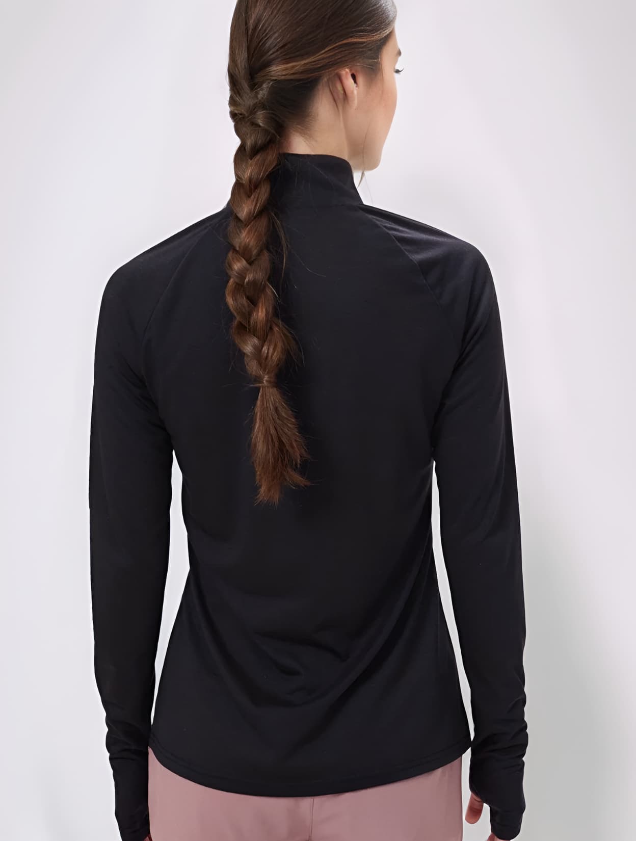InMotion Hosszú ujjú felső modellen hátulról