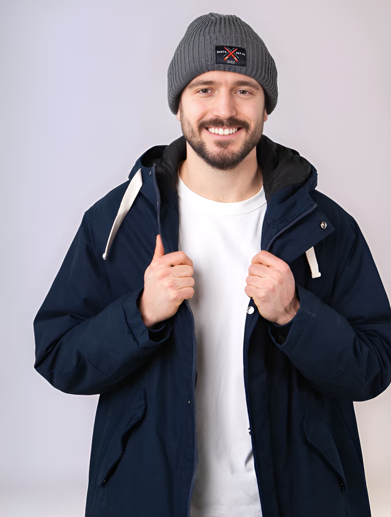 Luuke sapka szürke színű, modellen, szemből