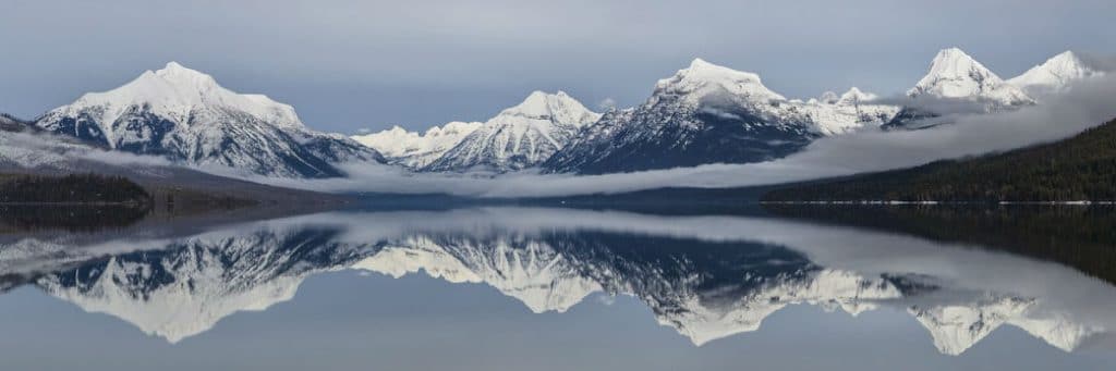 Havas sziklák háttér egy tóval az előtérben